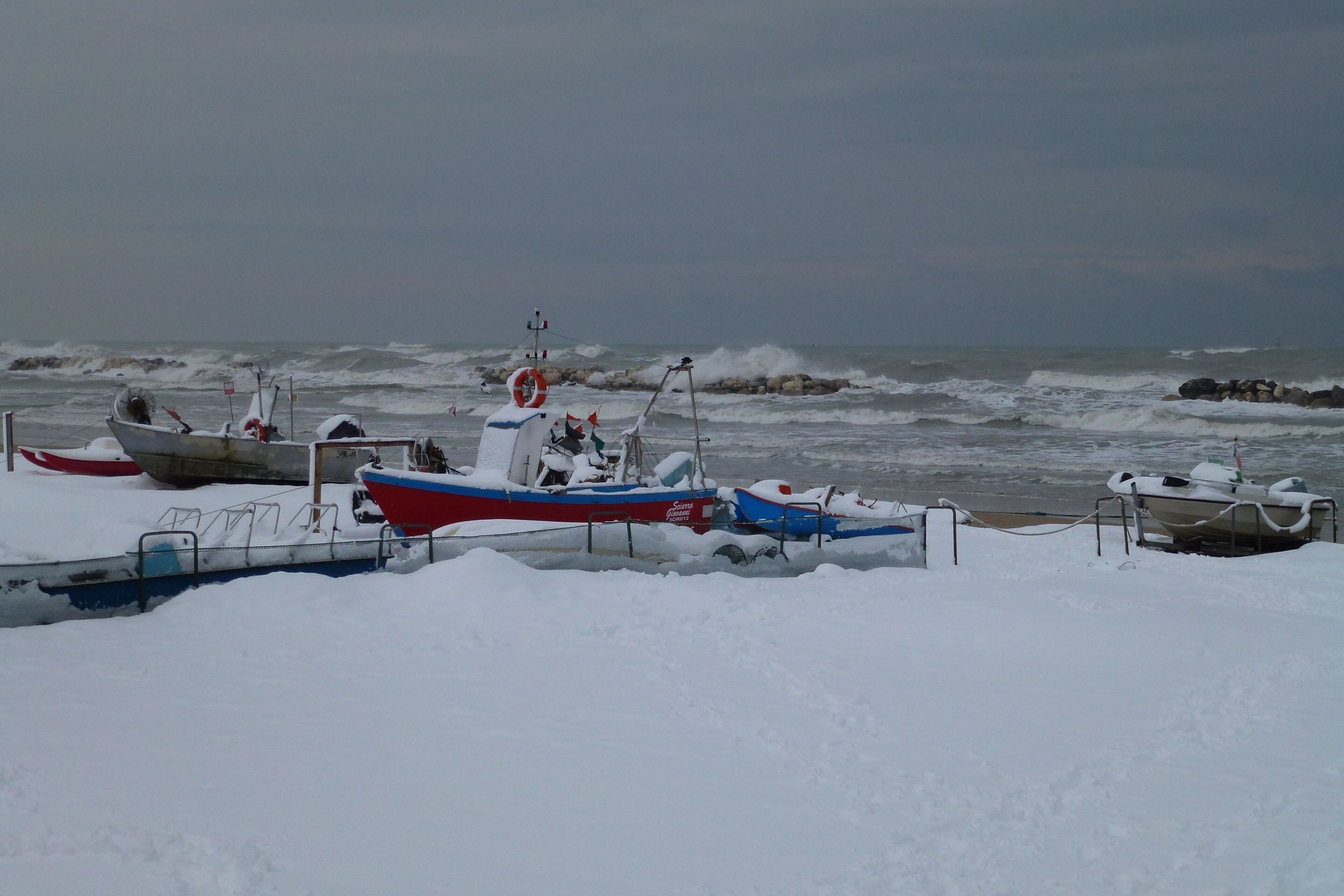 Francavilla-Barche sulla spiaggia innevata