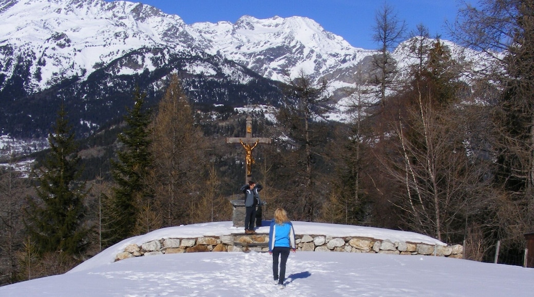 INRI - oratoire sur le chemin de la chapelle Notre-Dame du Charmaix.
