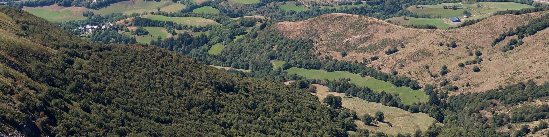 Le Lioran et le massif du puy mary dans le cantal en auvergne (survol)