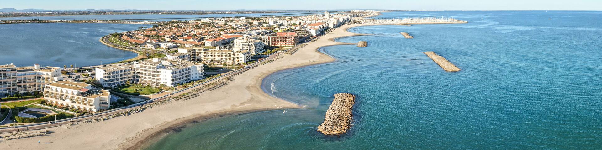 Panorama aérien de palavas-les-flots (34250) dans le département de l'hérault en région occitanie.