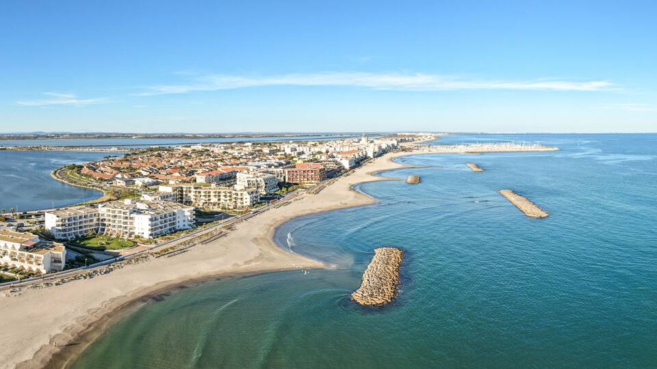 Panorama aérien de palavas-les-flots (34250) dans le département de l'hérault en région occitanie.