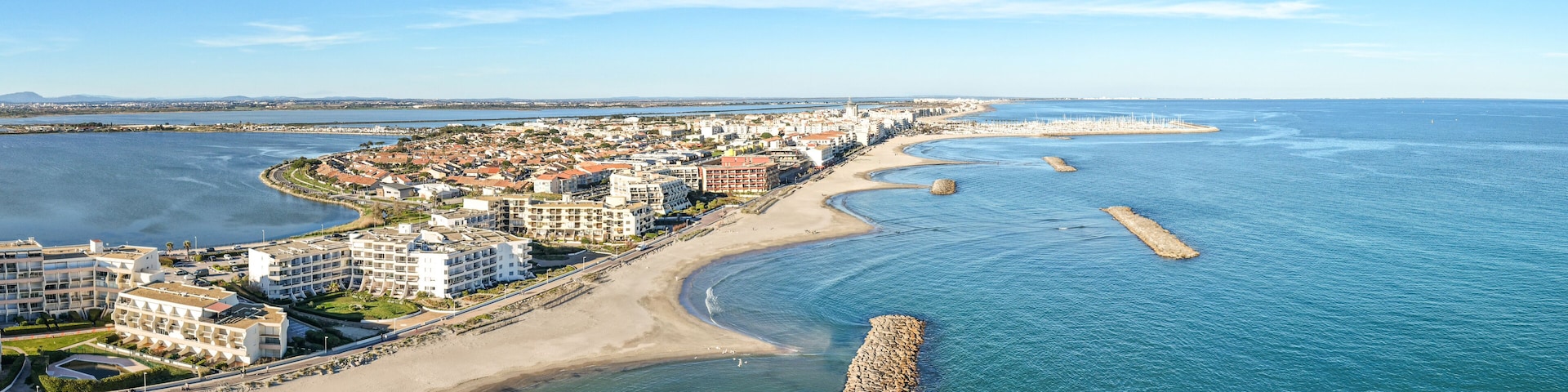 Panorama aérien de palavas-les-flots (34250) dans le département de l'hérault en région occitanie.
