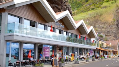 Sao Vicente which includes a small town or village, street scenes and outdoor eating