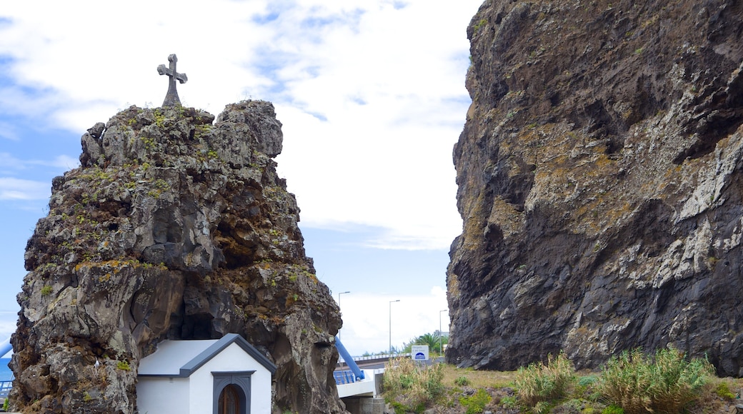 São Vicente que incluye aspectos religiosos y una iglesia o catedral