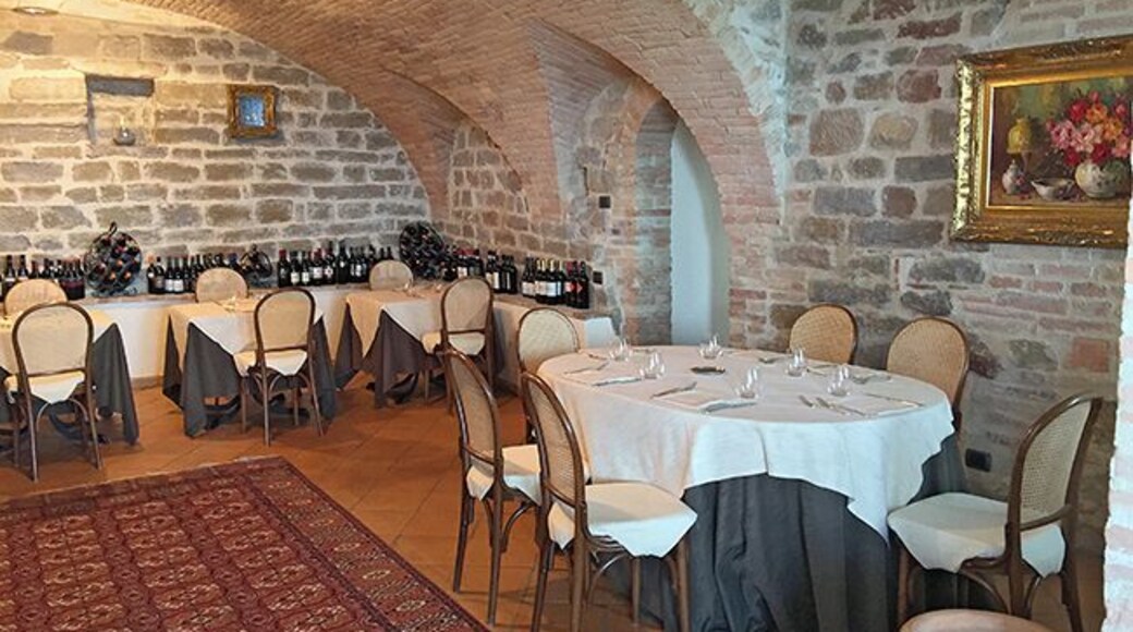 Bettona is a beautiful little town with Etruscan origins. The city wall is still intact all around the city and is in good condition. The city also has a restaurant recommended by the Michelin guide, but without stars. So of course we chose Taverna del Giullare for lunch. The place is part of Relais La Corte di Bettona and is located around 150 meters from the main square. The view of the valley is spectacular and the food is highly recommended.
Read more on: http://www.travelwithallsenses.com/umbria-beautiful-fortified-cities/