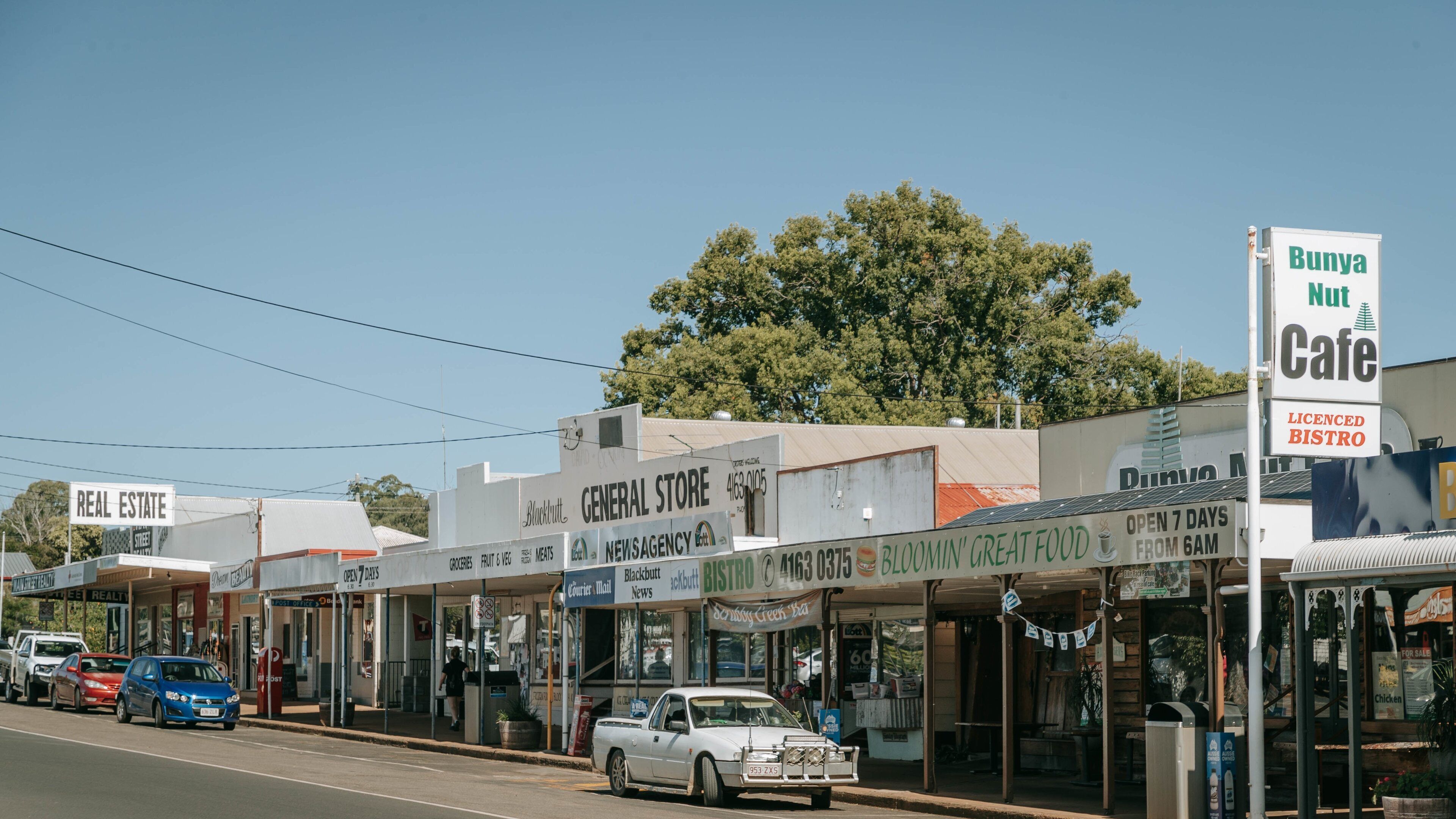 Blackbutt showing a small town or village