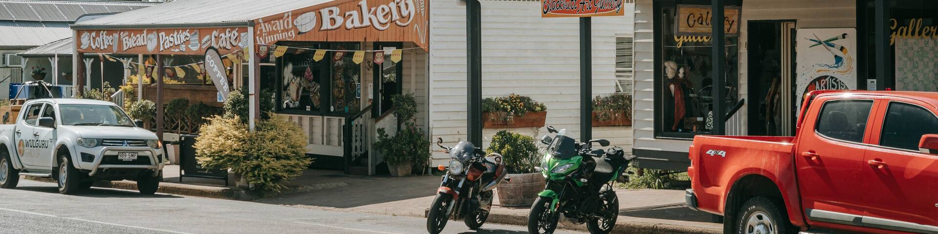 Blackbutt showing a small town or village and signage