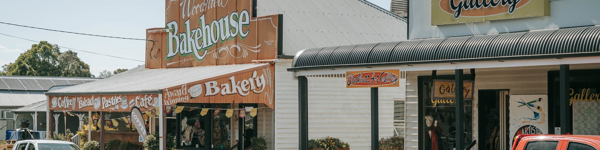 Blackbutt showing a small town or village and signage