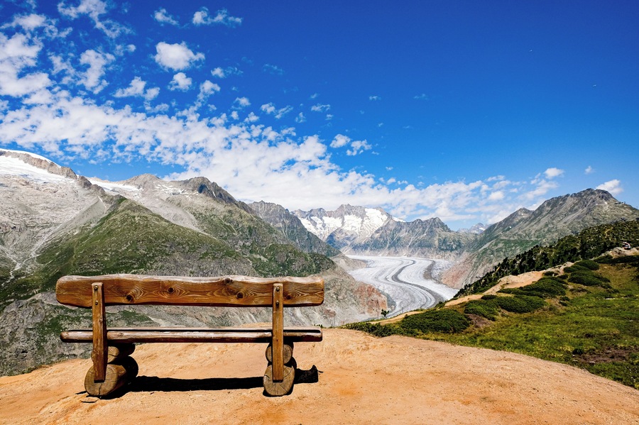 A fabulous - and easy - hike from Moosfluh to Riederalp grants us amazing views on the Aletsch Glacier... what more can we ask for? #MyBackyard