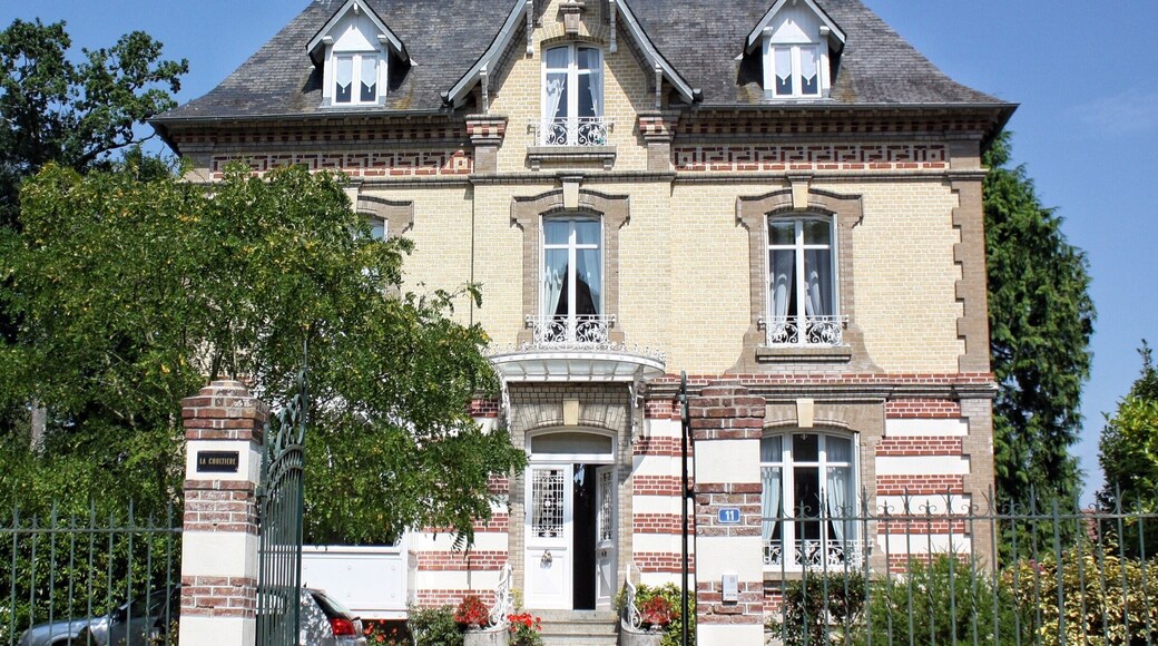 Very beautiful house , elegant architecture around the lake.