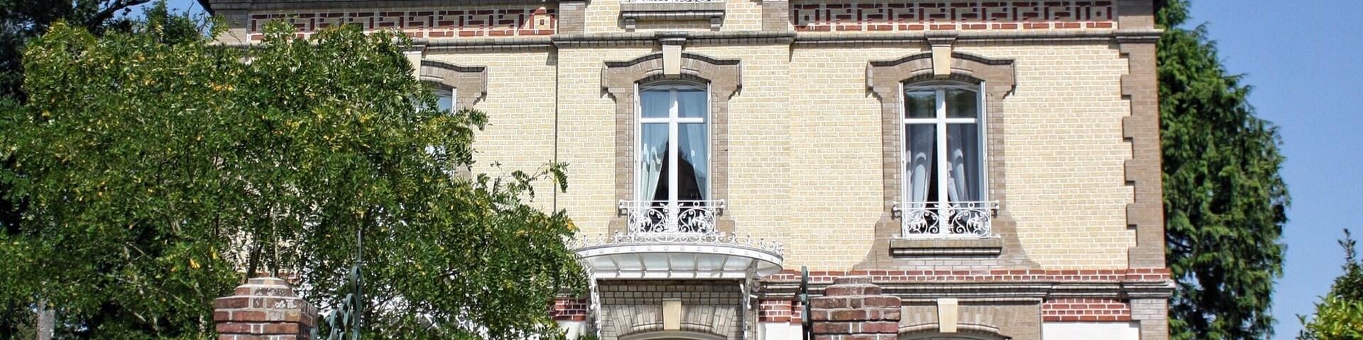 Very beautiful house , elegant architecture around the lake.