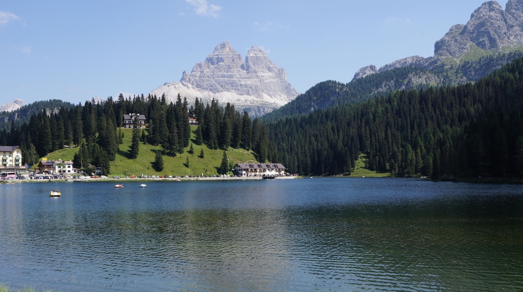 Misurinasee, im Hintergrund die Zinnen in den Sextner Dolomiten.