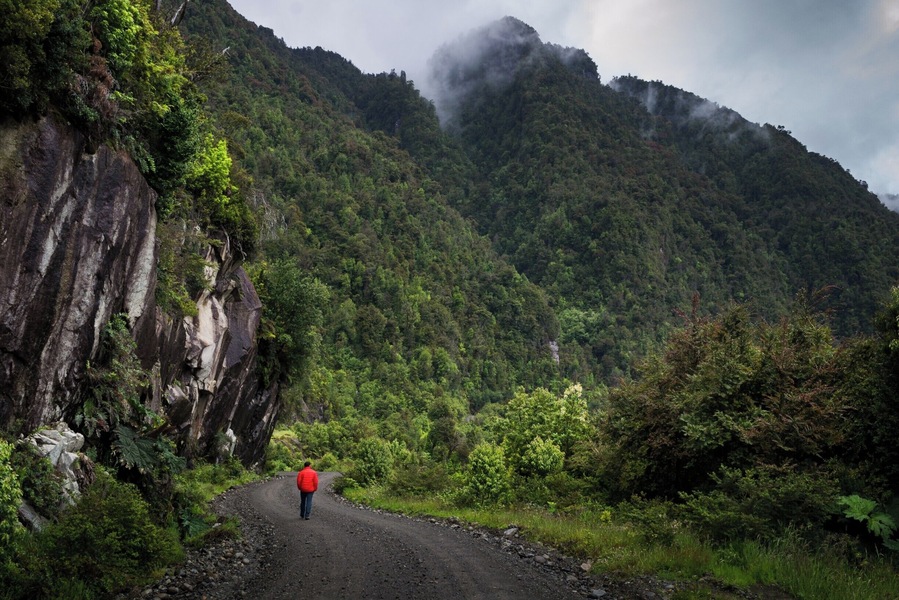 The Carretera Austral start at Puerto Montt, where you have to take a ferry to Caleta Puelche. An interesting alternative is to surround the Estero Reloncavi where you can find this incredible landscape.
#BvSPatagonia
#Carreteraaustral #Patagonia #Chile