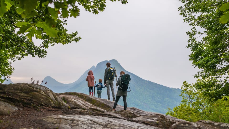famille en randonnée en montagne