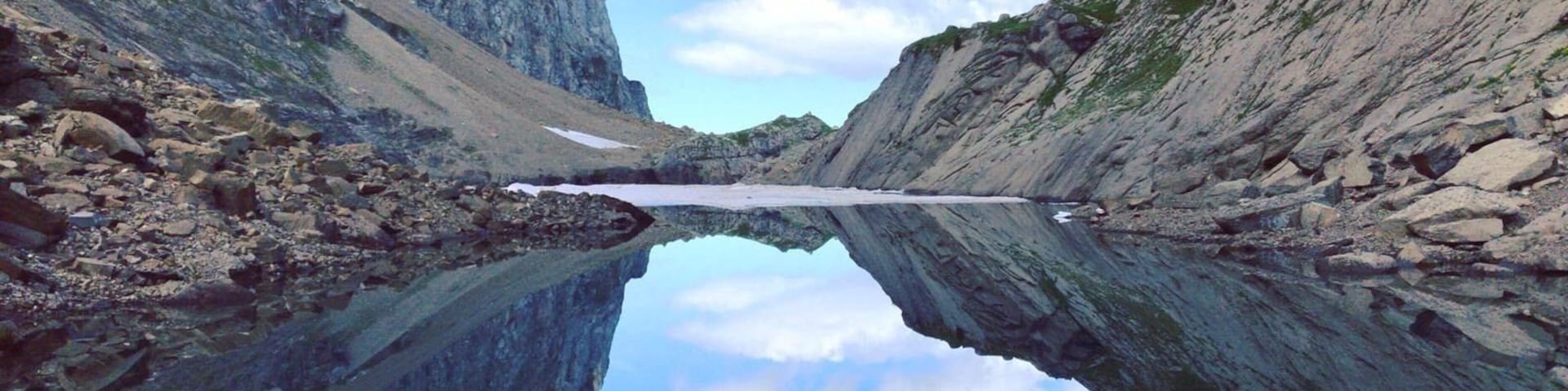 Where heaven and earth meet ! This lake is worth the 3h hike up to reach 2100m high. So quiet, so peaceful (and oh so cold by the way 😂) #lifeatexpedia #reflection #frenchalps #mountainlover