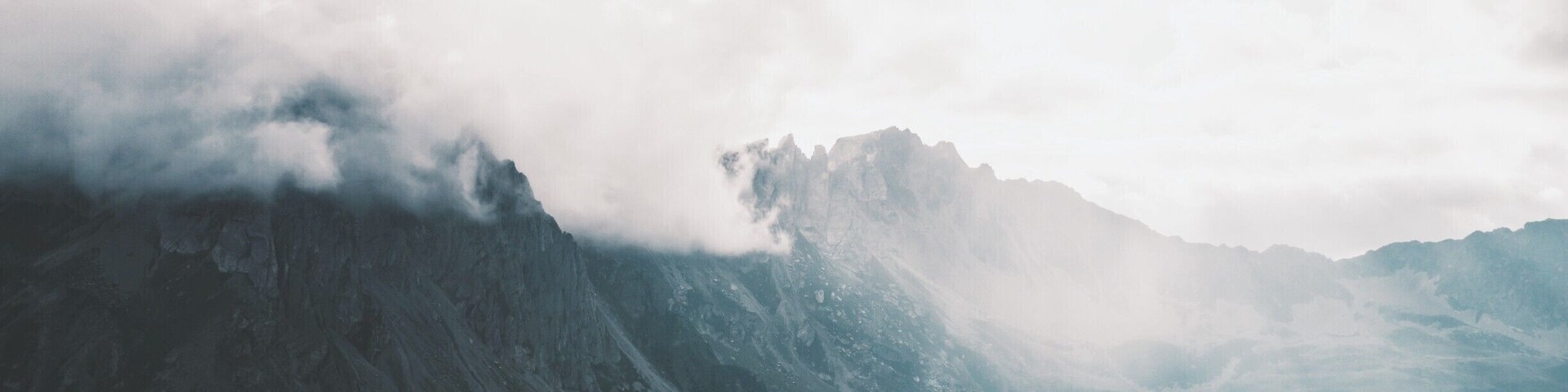 Day07 of our 10day trek on the tour du mont-blanc. We had set up our tents and walked for a little 30minutes to a higher mountain lake called Lac Jovet. When we returned and i saw my companion walking dawn the mountain-scenery, i felt great enjoyment that i was doing this at that right moment!
#hiking #landscape #troveon #moments #wideopen #alps #mountains