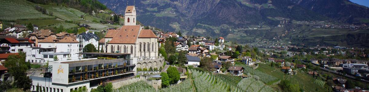Das Dorfzentrum von Marling liegt auf 365 m.ü.d.M. mit Blick auf die Kurstadt Meran und die umliegende Bergwelt.