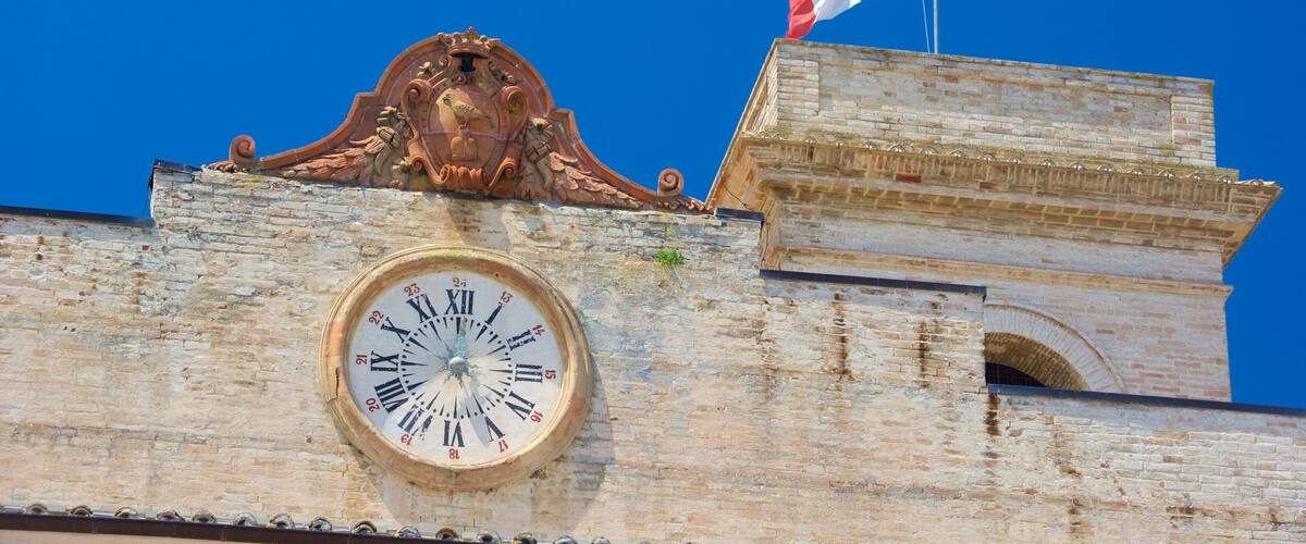 Montefalco som inkluderer historisk arkitektur