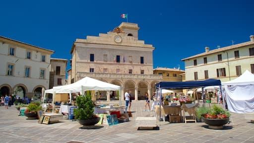 Montefalco som viser marked og torg eller plass