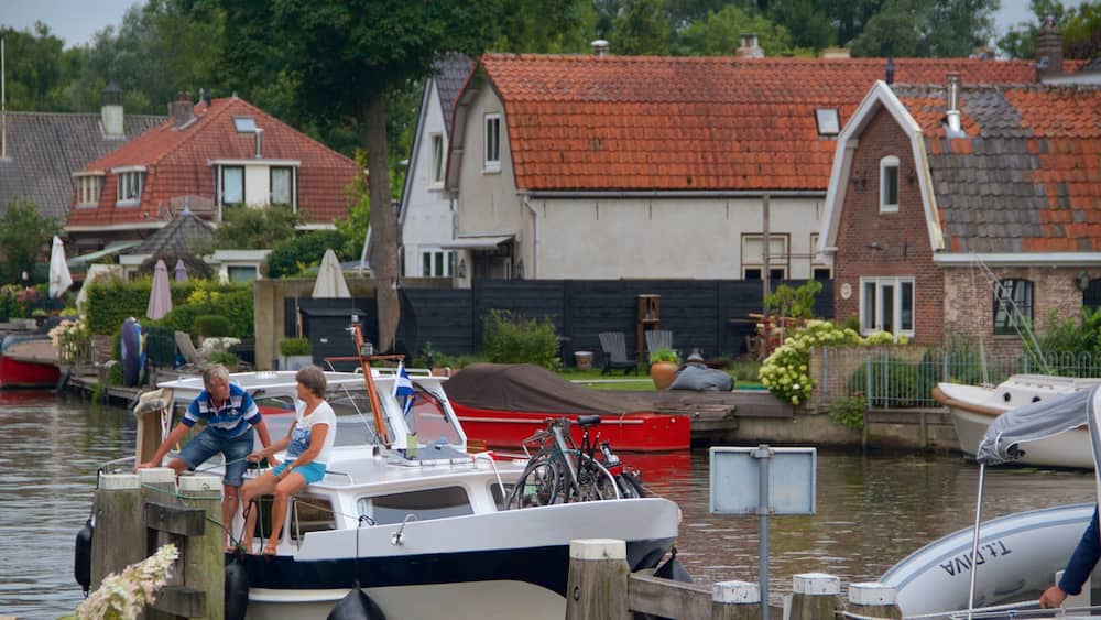 Breukelen das einen Kleinstadt oder Dorf, See oder Wasserstelle und Bootfahren
