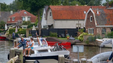Breukelen das einen Kleinstadt oder Dorf, See oder Wasserstelle und Bootfahren