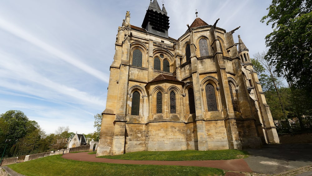 Notre Dame Church is a Catholic church located in Taverny, France. It was uilt between 1200 and 1240 .
