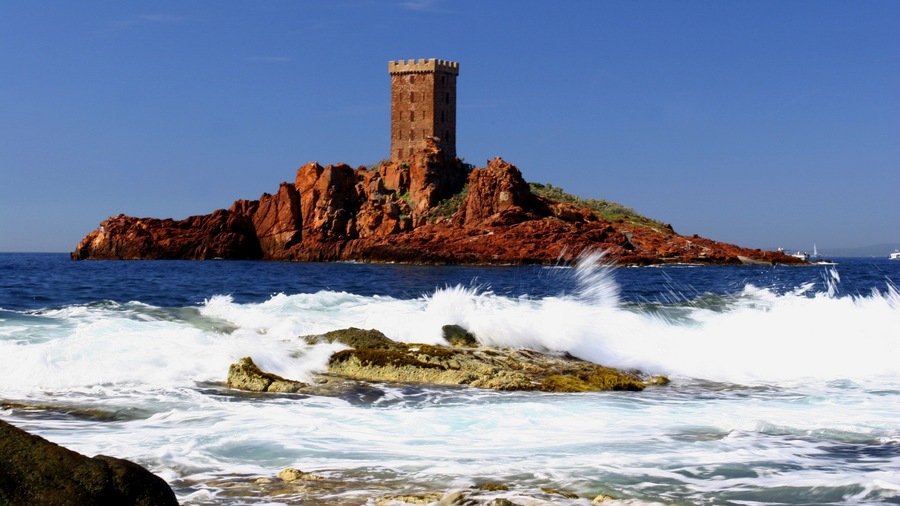 Saint-Raphael showing island images, landscape views and rugged coastline