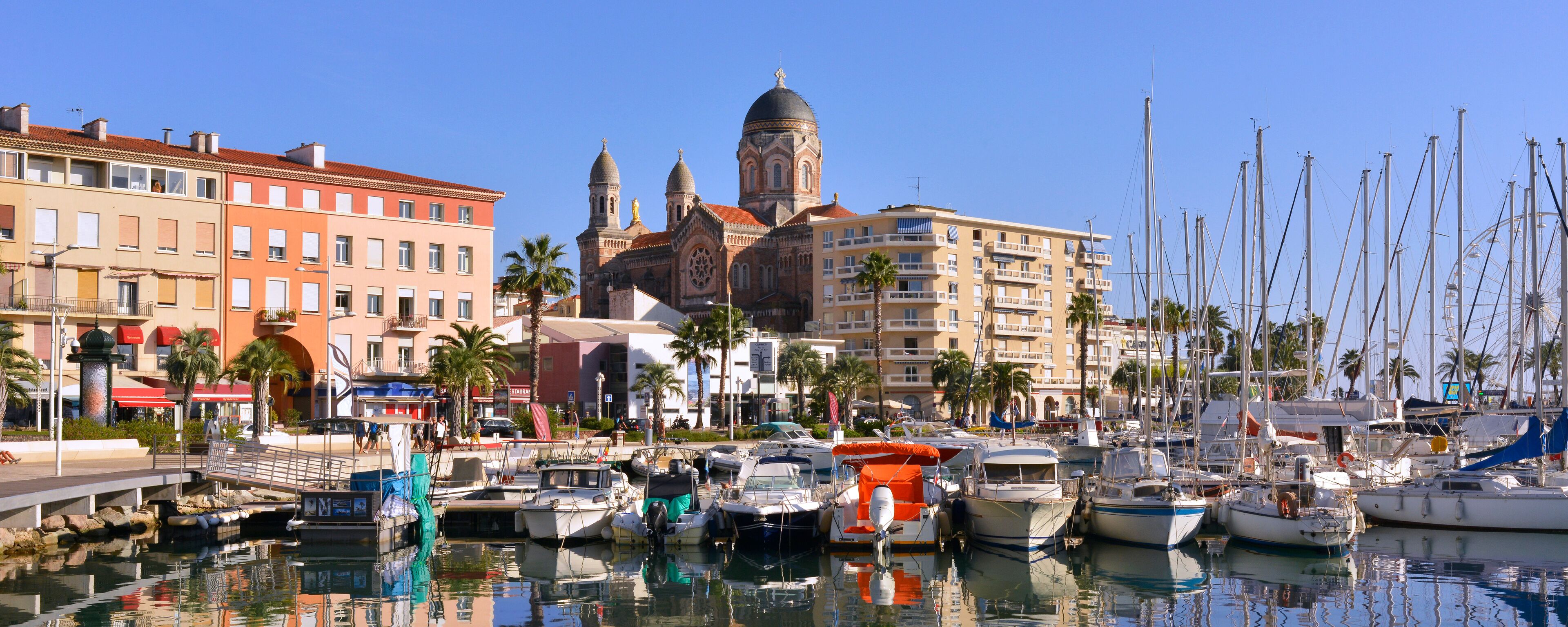Panoramique du port à la Basilique de Saint-Raphael (83700), département du Var en région Provence-Alpes-Côte-d'Azur, France