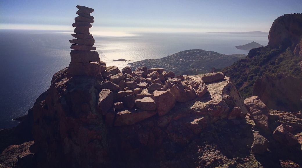 Stayed at the end of October in the south of France, wonderful sun and 24 degree. Did some trekking tours in the lovely Massif de l'Esterel. This one led me to Pic du Cap Roux with a great view over Frejus and the Mediterranean Sea.