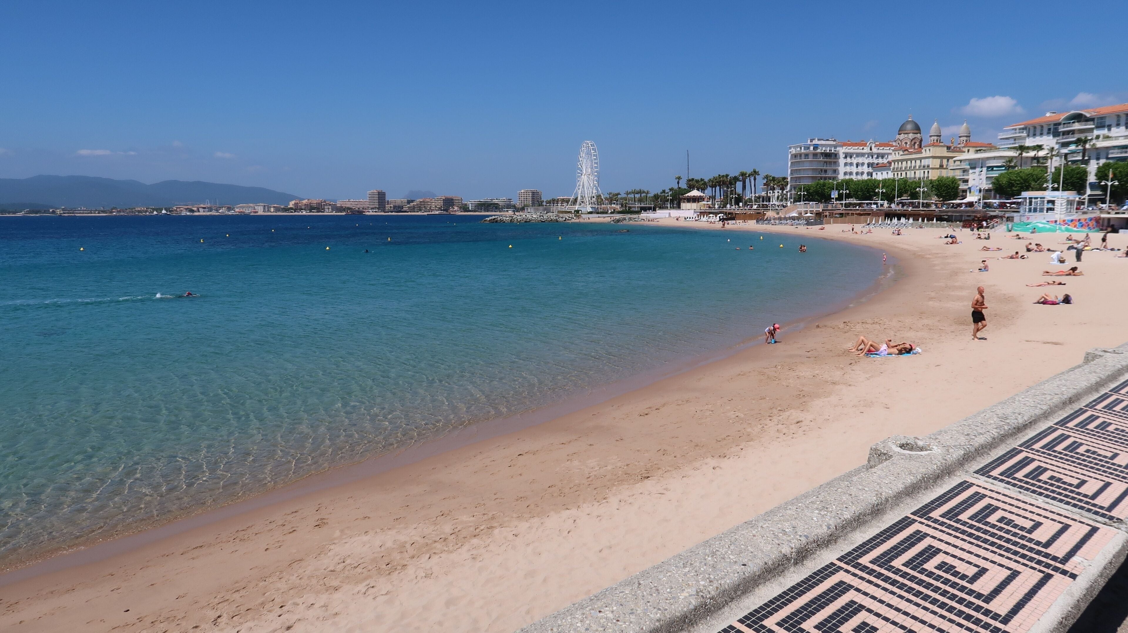 Panorama sur la plage du Veillat dans la ville de Saint-Raphaël dans le Var, grande plage de sable fin au bord de la mer Méditerranée (France)