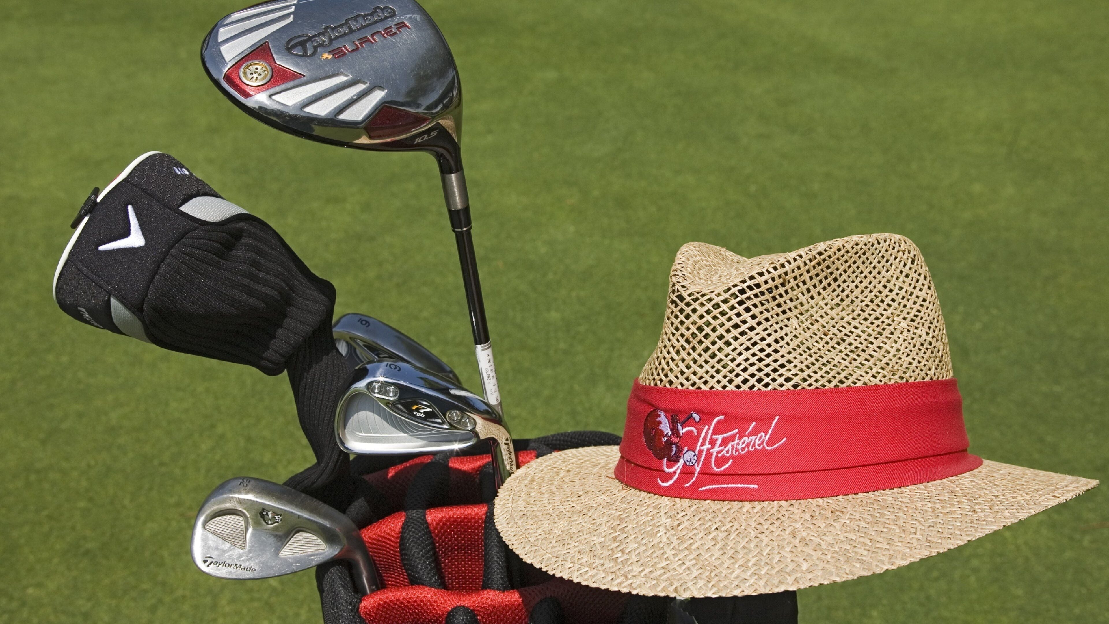 Saint-Raphael which includes golf and a sporting event