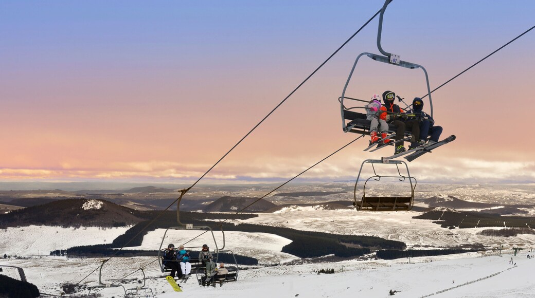 Panoramique enfilade de télésièges à Super-Besse (63610 Besse et Saint Anastaise), département du Puy-de-Dôme en région Auvergne-Rhône-Alpes, France