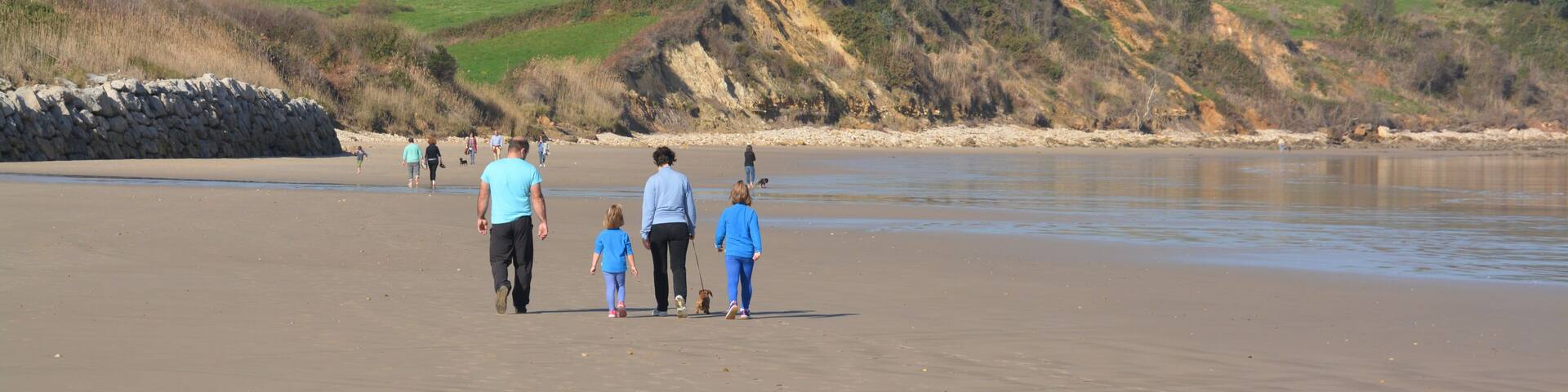 familia caminando por la playa