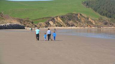 familia caminando por la playa