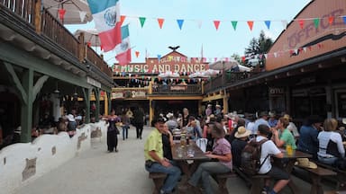 Pullman City, the "living Western Town" in Eging am See, is a leisure and theme park idyllically situated on the edge of the Bavarian Forest. Children and adults have been able to experience the Lower Bavarian "Wild West" here since 1997 – with archery, gold panning, pony rides, live country music, line dancing and the romance of the campfire.