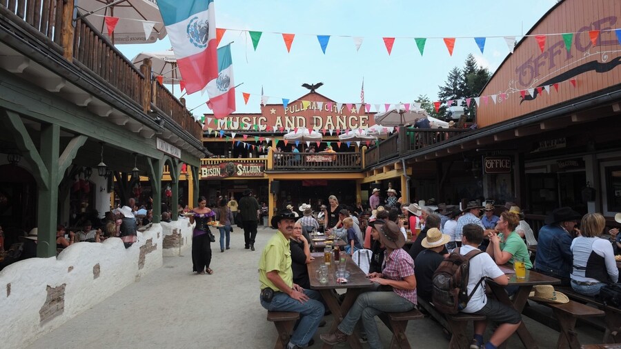 Pullman City, the "living Western Town" in Eging am See, is a leisure and theme park idyllically situated on the edge of the Bavarian Forest. Children and adults have been able to experience the Lower Bavarian "Wild West" here since 1997 – with archery, gold panning, pony rides, live country music, line dancing and the romance of the campfire.