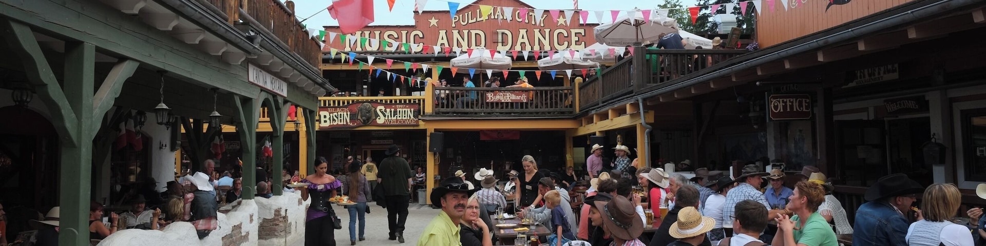 Pullman City, the "living Western Town" in Eging am See, is a leisure and theme park idyllically situated on the edge of the Bavarian Forest. Children and adults have been able to experience the Lower Bavarian "Wild West" here since 1997 – with archery, gold panning, pony rides, live country music, line dancing and the romance of the campfire.