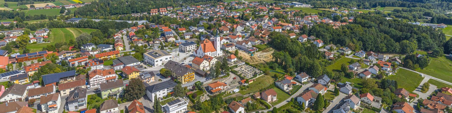 Ausblick auf den Luftkurort Eging am See im südlichen Bayerischen Wald im Kreis Passau