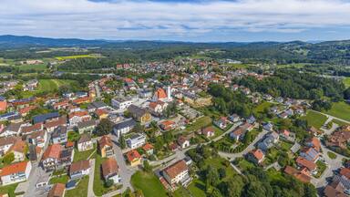 Ausblick auf den Luftkurort Eging am See im südlichen Bayerischen Wald im Kreis Passau