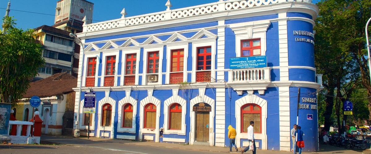 Panaji which includes street scenes