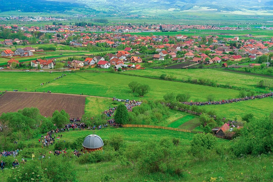 Pilgrims making their way up the hill for the pilgrimage in Sumuleu Ciuc. #alwayswanderlust
Read more: http://www.alwayswanderlust.com/a-pilgrimage-in-harghitas-csiksomlyo/