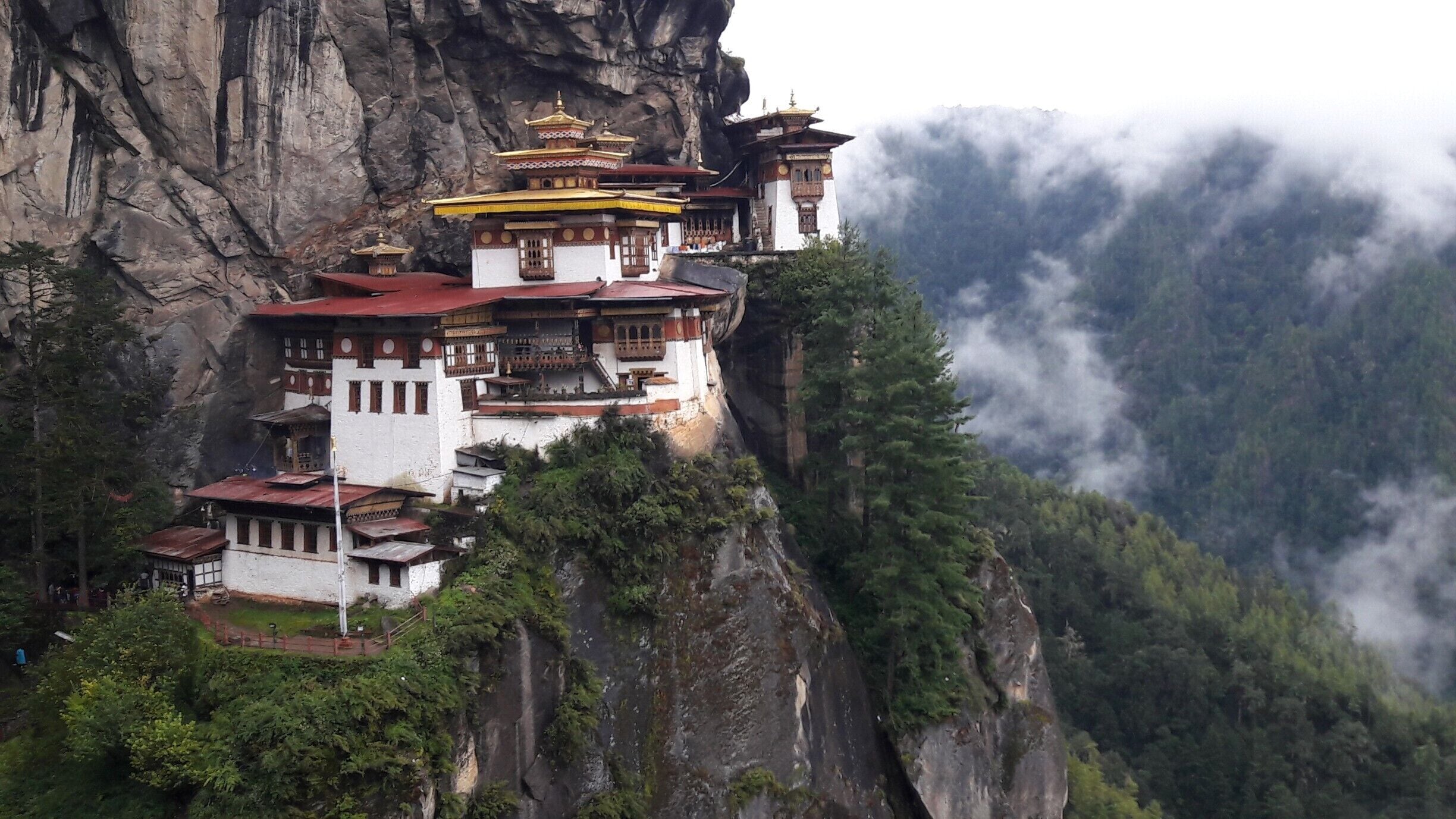 A place from another time hanging in the abyss. To get there you need an effort, but worth it. If you are in Paro, Bhutan, you must visit it. Buddhist tradition in its purest form.