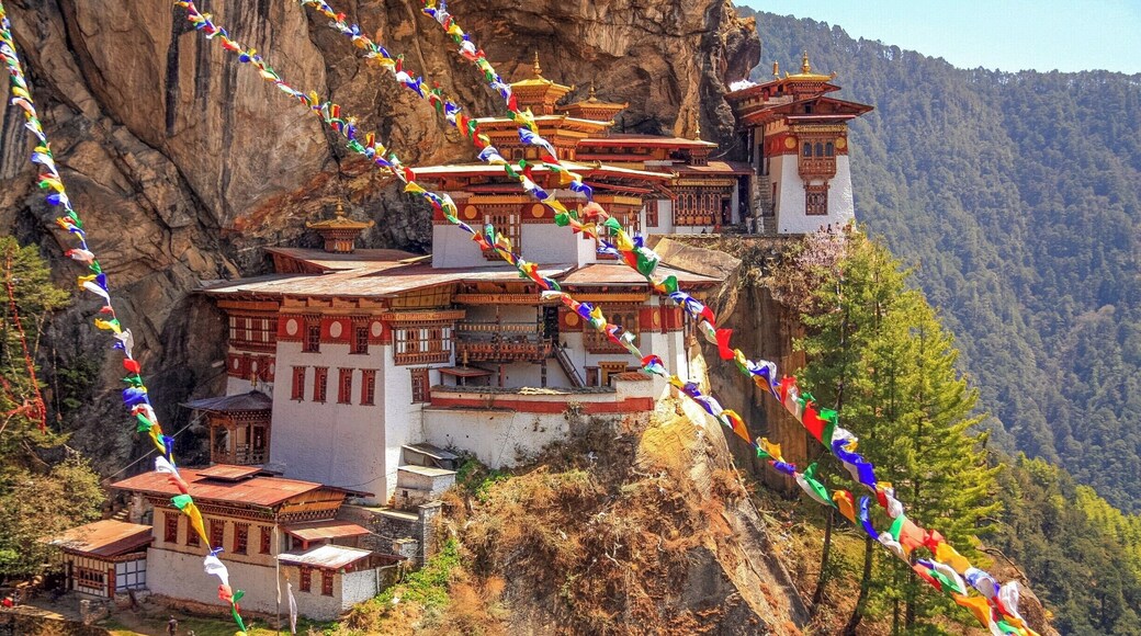 #stunningstructures #paro #bhutan #himalayas #tigetsnest #parotaktsang #monastery
The magnificent Taktsang Monastery also known as the Tigers Nest Monastery. It's believed that Guru Rinpoche flew from Tibet to here on the back of a tigress to meditate for 3 months. This gravity defying monastery is at an altitude of 3120 meters (10,000 feet) and built right into a vertical cliff with a sheer drop below.