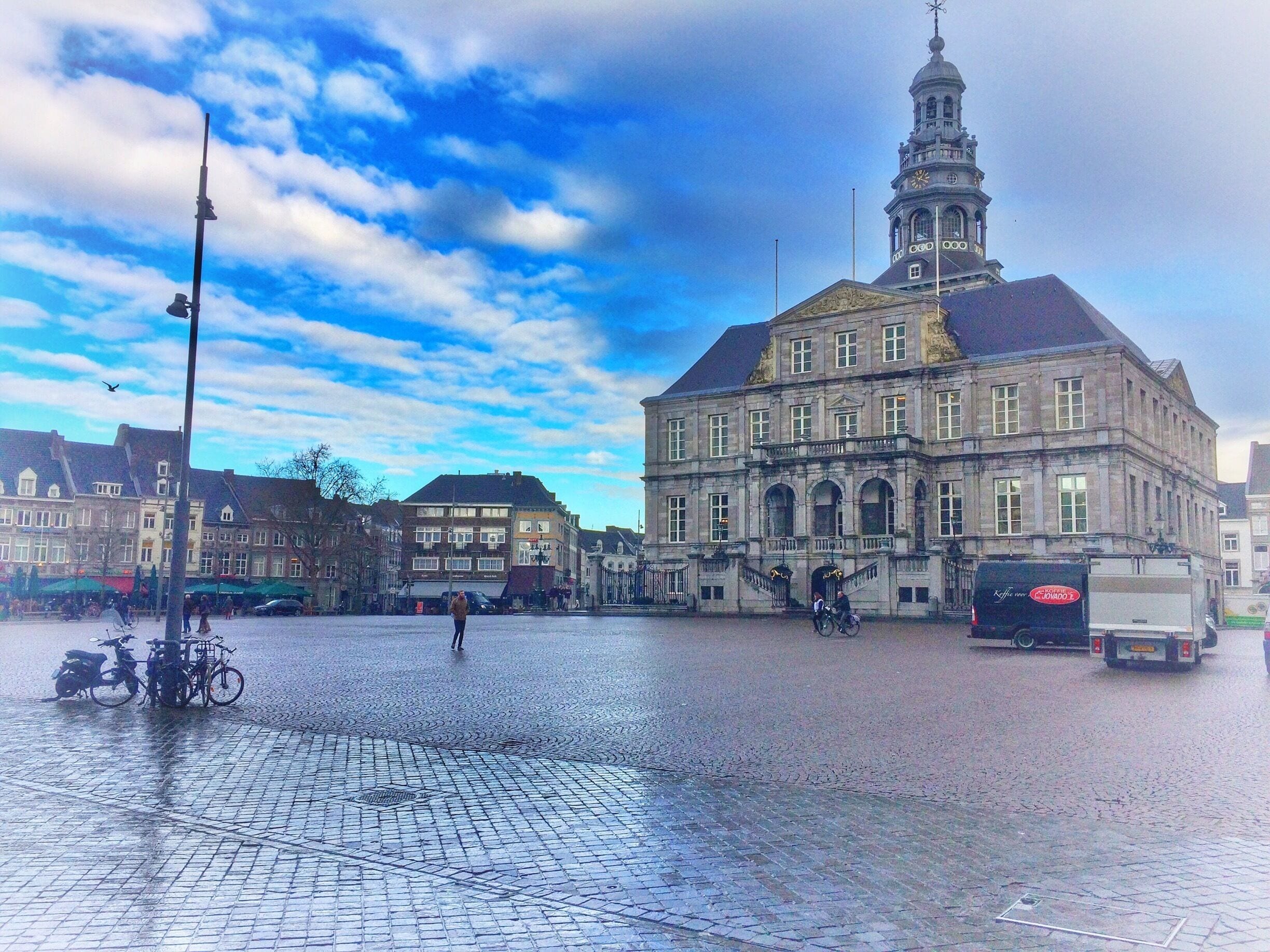 Market Square, Maastricht, The Netherlands 


JUST FOLLOW THE PIN TO GET THERE 📌
⬇️⬇️ Make my day and follow me also at: ⬇️⬇️
https://www.instagram.com/mistermirrorless/
https://www.facebook.com/dennisdondersphotography/
https://500px.com/dennisdonders
www.flickr.com/photos/denniskuh1896