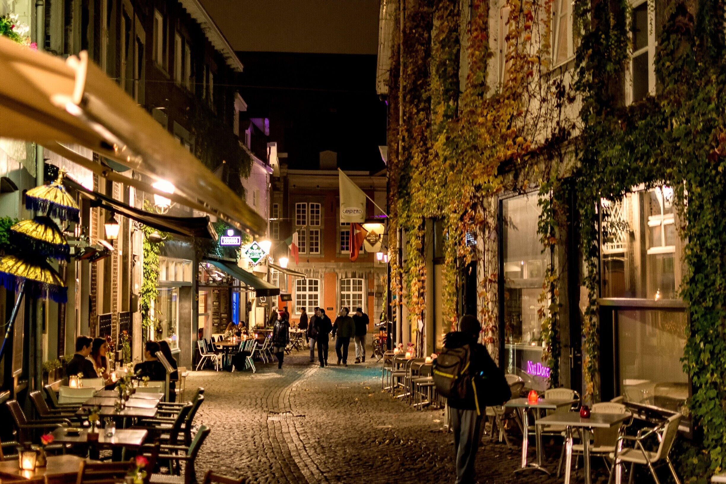 During a late evening walk in Maastricht I shot this image of the 'Koestraat'. As you can see there are a lot of terrasses in the street.
#maastricht #travelphotograpphy #streetphotography #holland #netherlands #night #tavernes