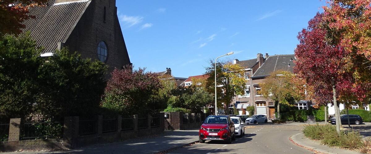 181014  Maastricht Sterreplein
We lived on this square for 8 years from of 1984. Today we had a look. It is stil a nice place, Our house (straight on behind the green garden fence) is now occupied by students. Funny to see it again after so many years.