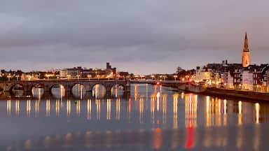 Maastricht qui includes pont, riviĂšre ou ruisseau et scĂšnes de nuit