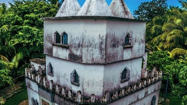 For only 40q, you get your own private fort at the African Place in Livingston, Guatemala.
