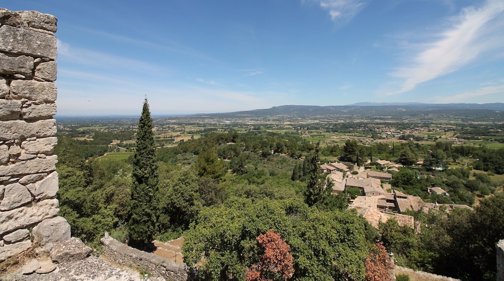 Staying in the Luberon region of France you are surrounded by many beautiful vistas, but one of the best is found by walking up to the old medieval village of Oppède le Vieux.
Looking back you can see across the valley and the other hilltop towns of the region (Gordes & Roussillon) poking out from the valley floor.
#lifeatexpedia