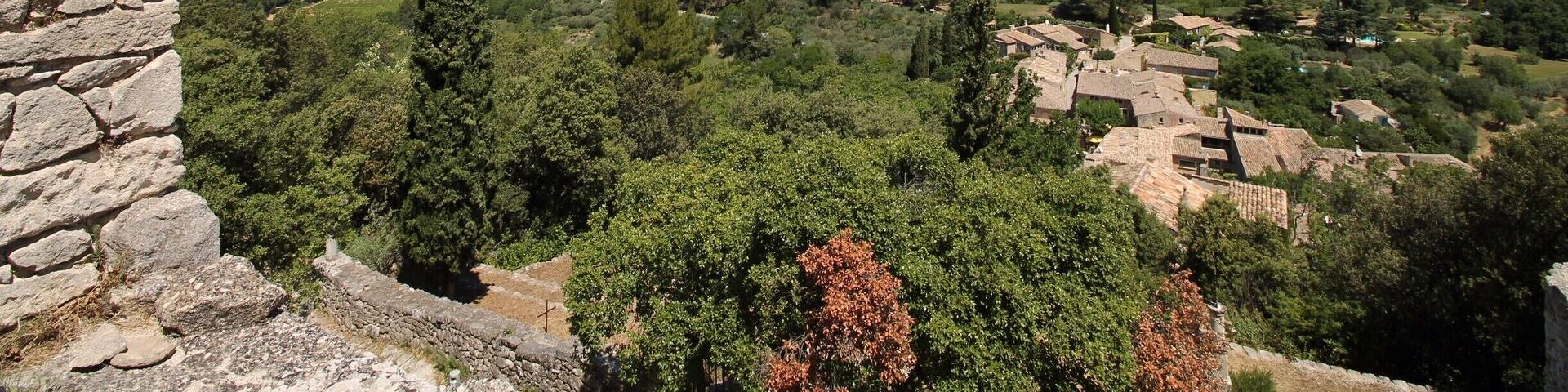 Staying in the Luberon region of France you are surrounded by many beautiful vistas, but one of the best is found by walking up to the old medieval village of Oppède le Vieux.
Looking back you can see across the valley and the other hilltop towns of the region (Gordes & Roussillon) poking out from the valley floor.
#lifeatexpedia
